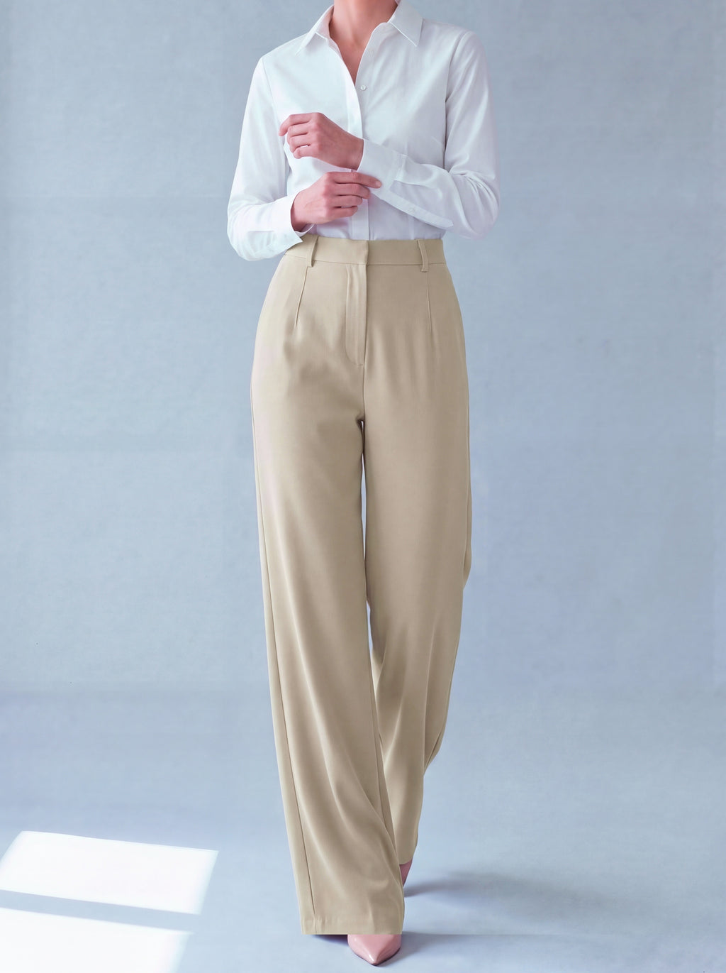 Pantalon Asya beige porté en mouvement