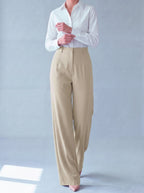 Pantalon Asya beige porté en mouvement