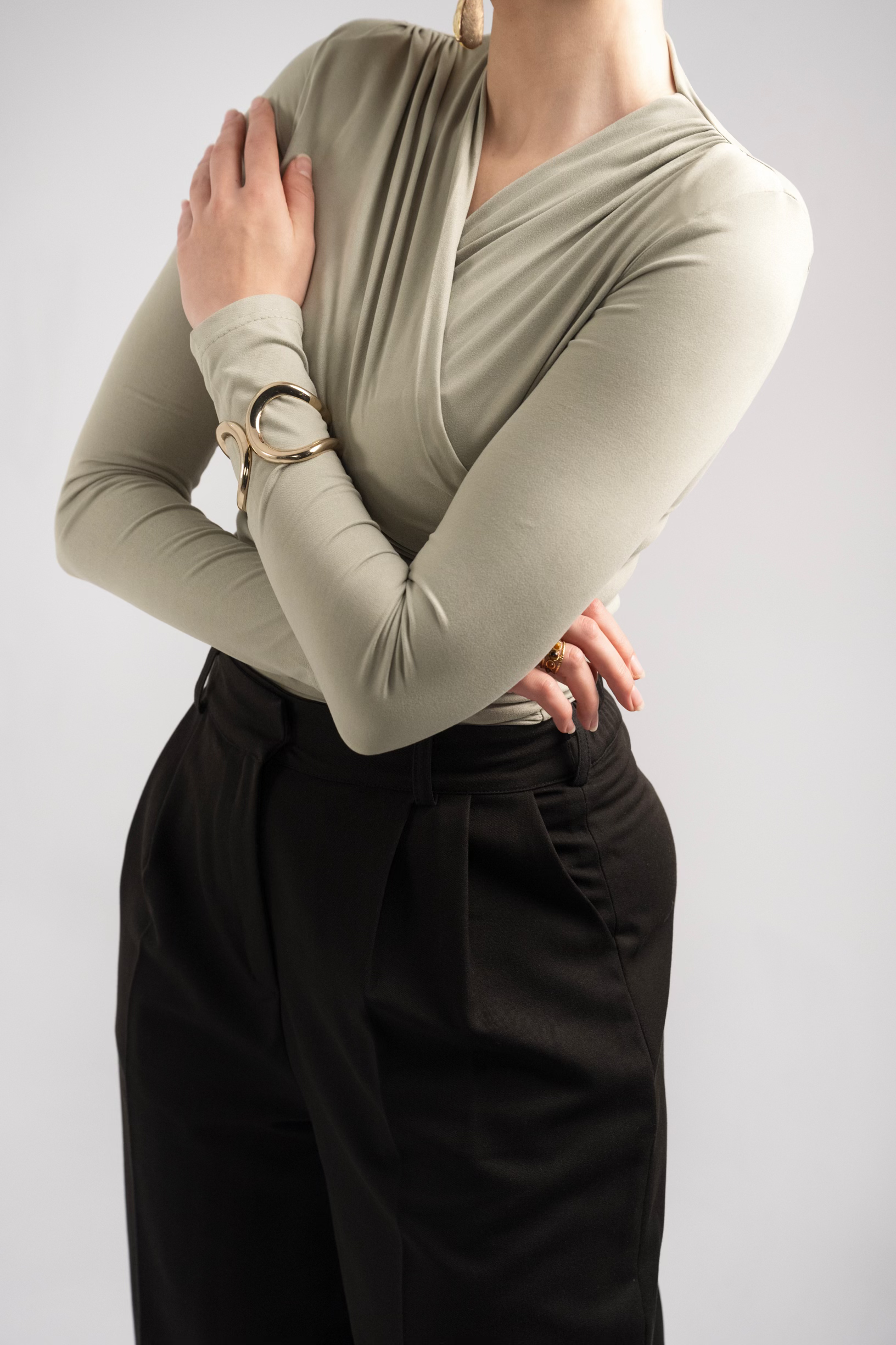 Alina Twist Sweater – Pull femme Labelnou – vue 2 الصورة الرئيسية