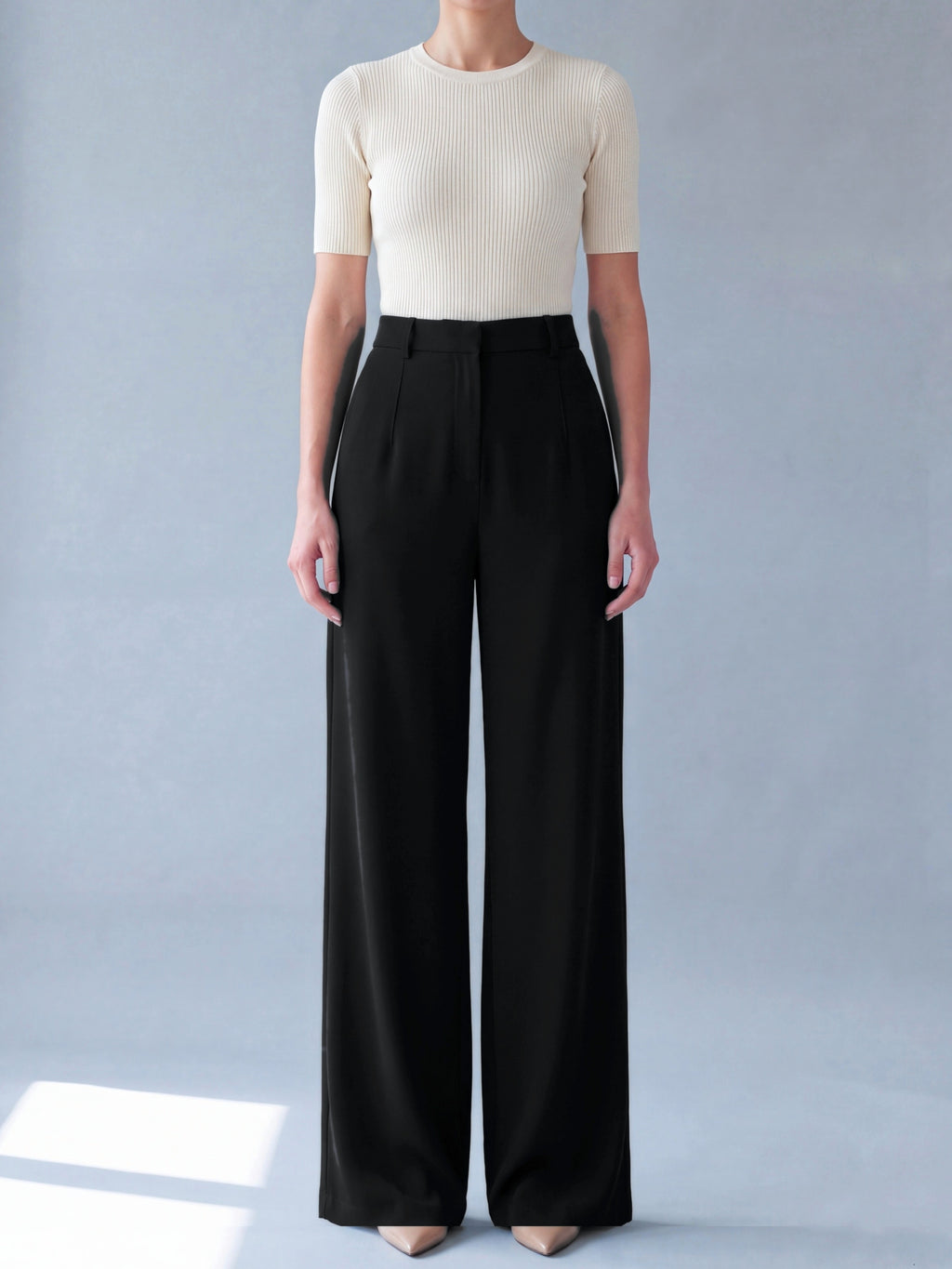 Pantalon Asya noir porté de face
