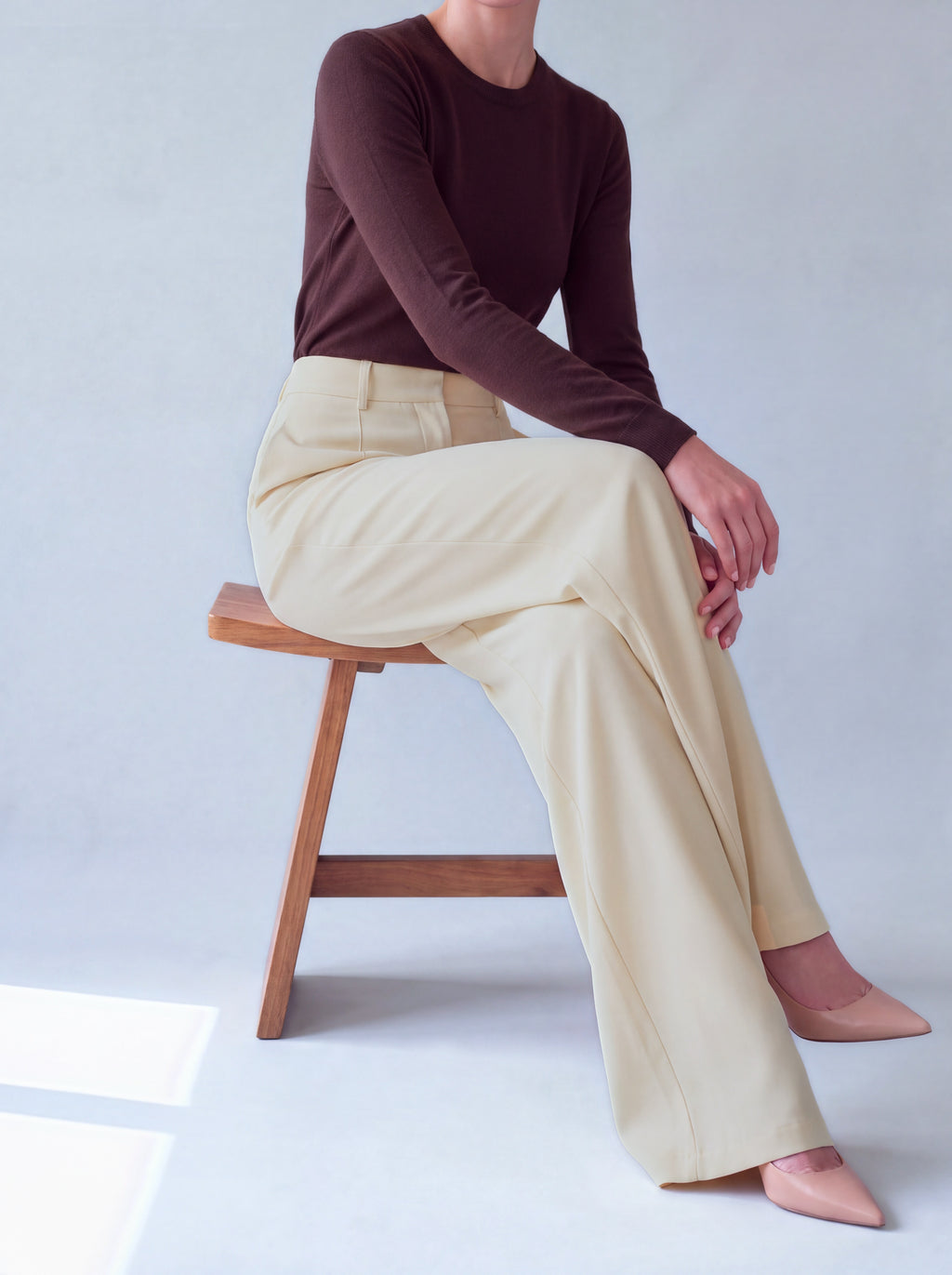 Pantalon Asya écru porté assis