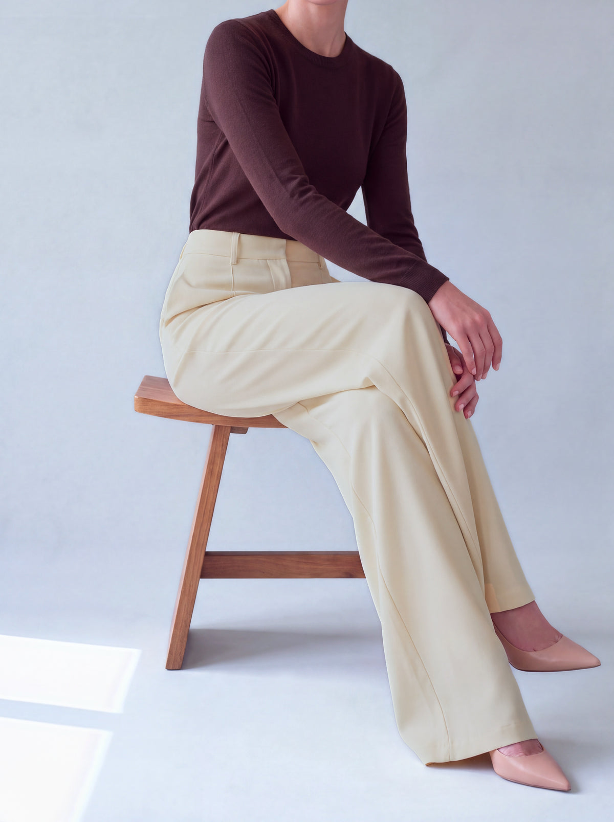 Pantalon Asya écru porté assis