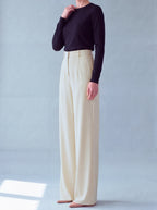 Pantalon Asya écru porté debout