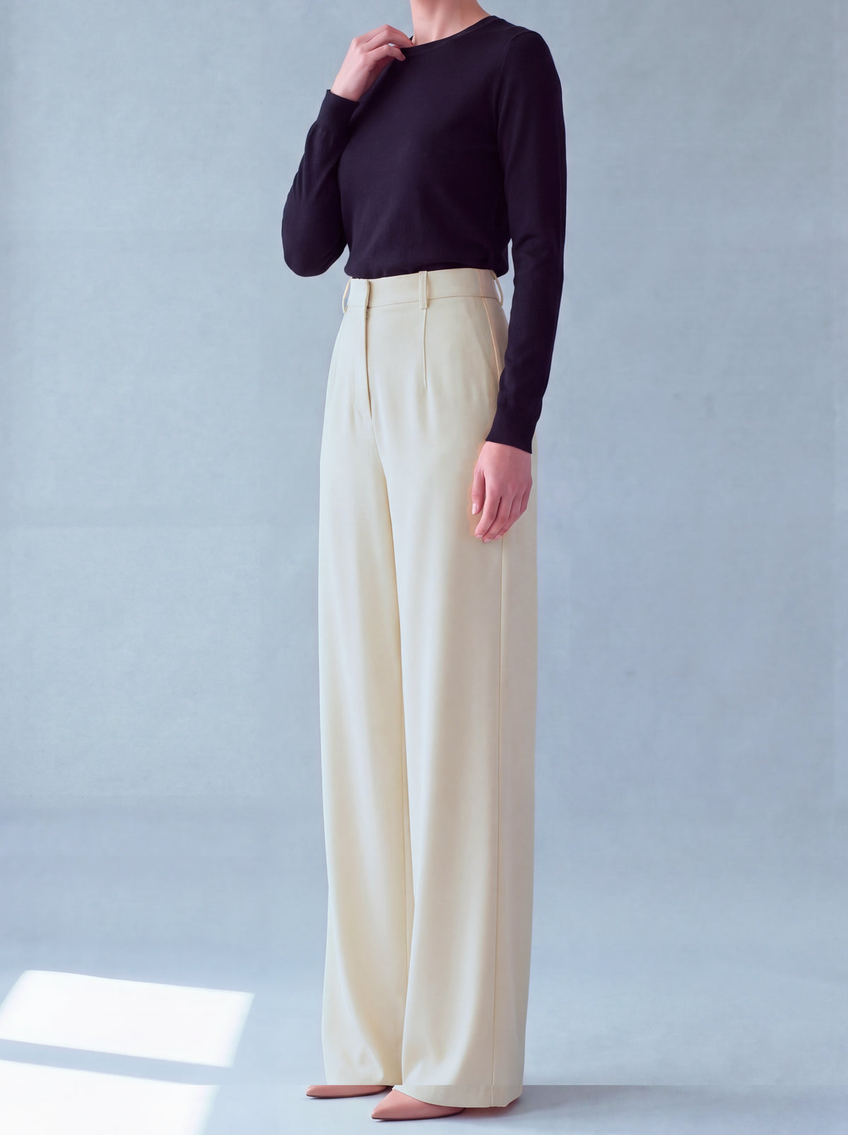 Pantalon Asya écru porté debout