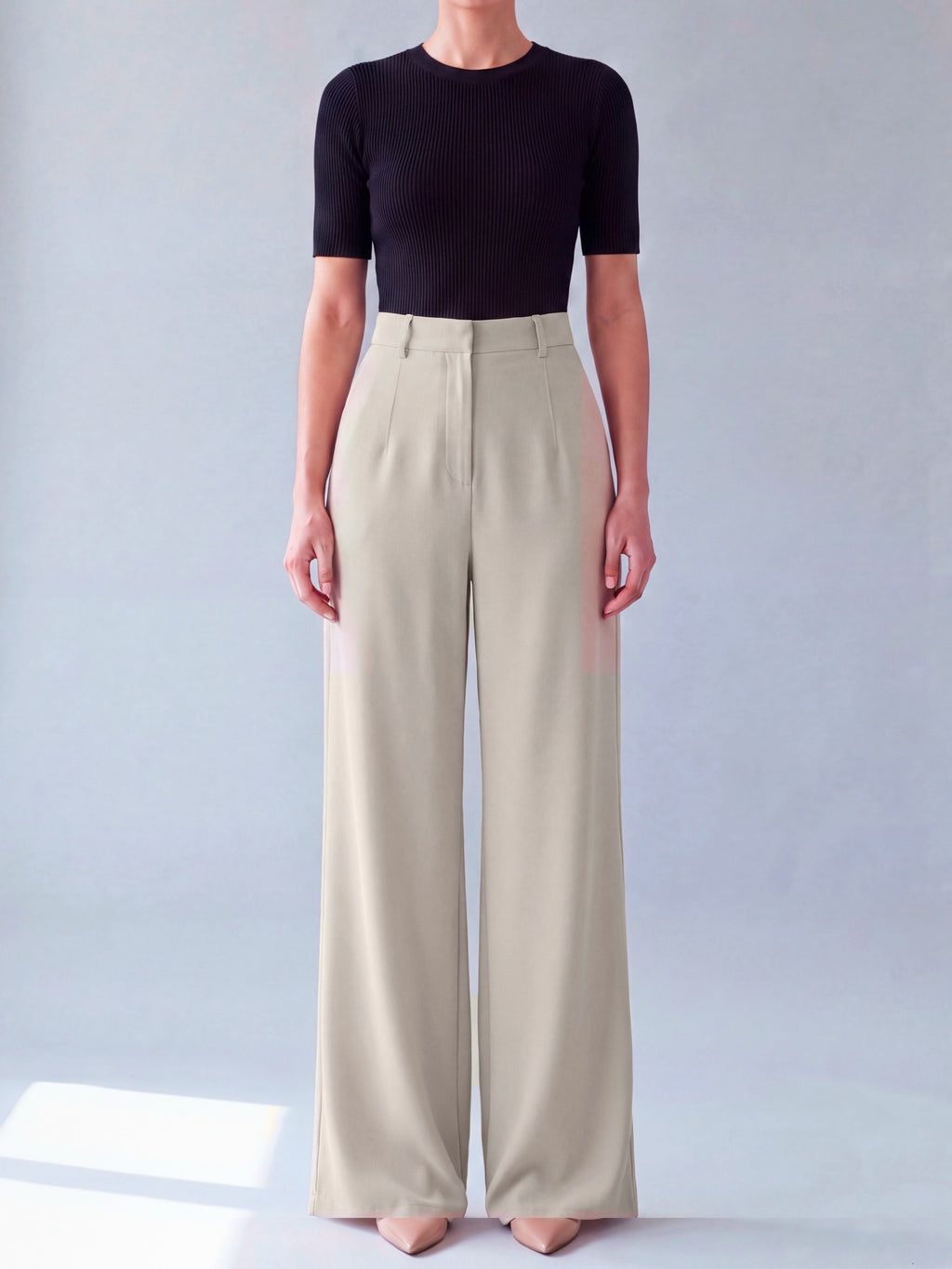 Pantalon Asya beige porté de face