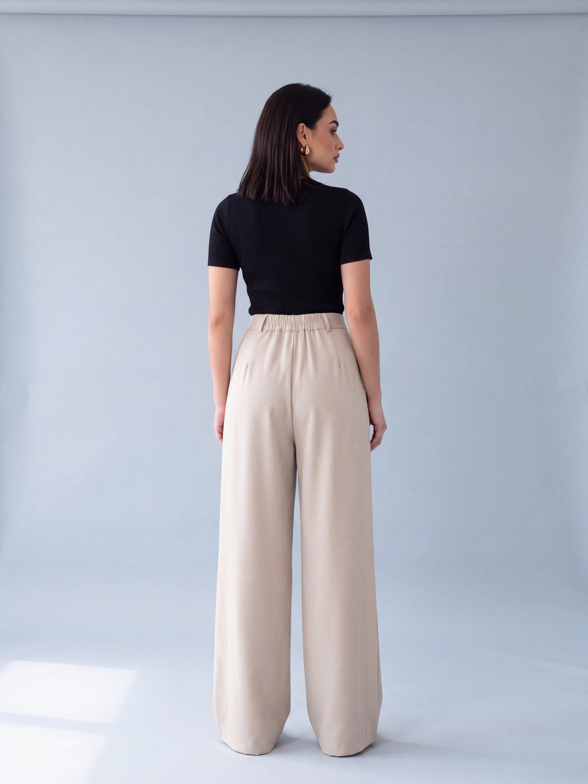 Pantalon Asya beige porté de dos