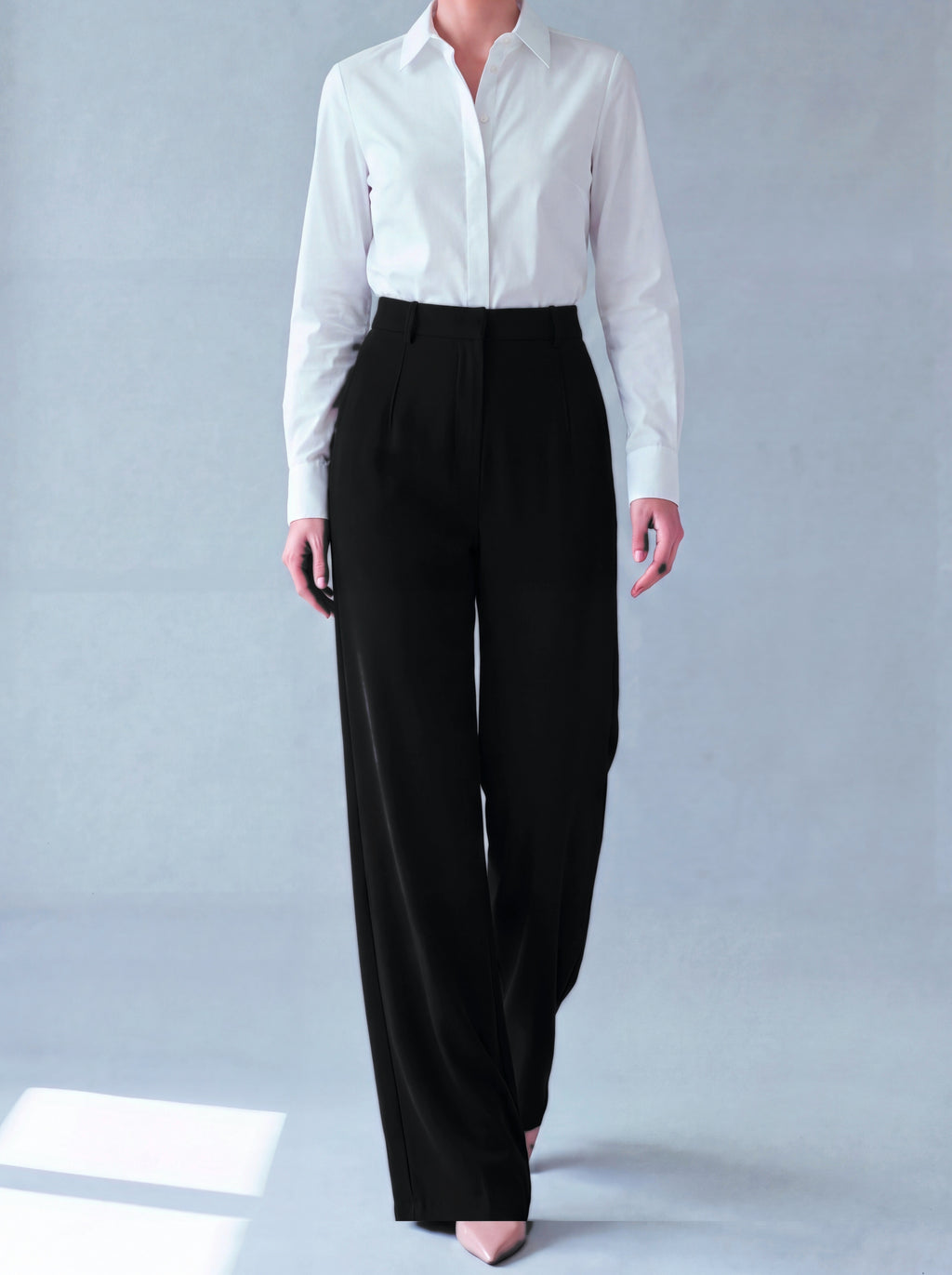 Pantalon Asya noir porté en mouvement