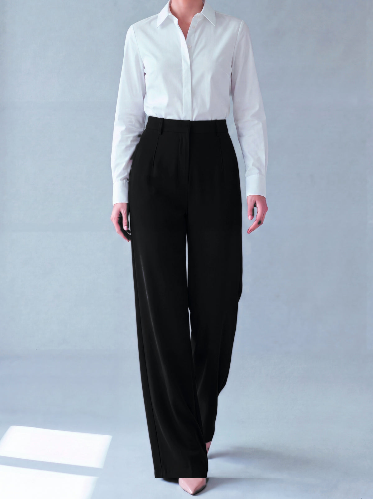 Pantalon Asya noir porté en mouvement
