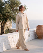 Vispolo Set Labelnou coloris beige porté en extérieur, en bord de mer